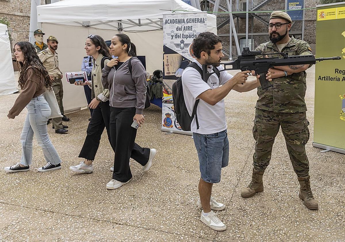 Imagen principal - Policías y militares señalan las oportunidades para situar a Cartagena en la vanguardia tecnológica de Seguridad y Defensa