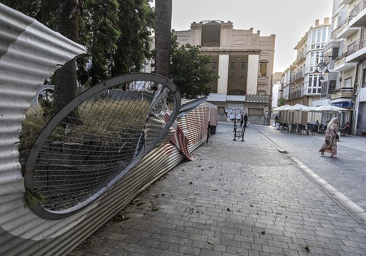 Estado en el que quedó el vallado tras la caída de una rama durante la dana.