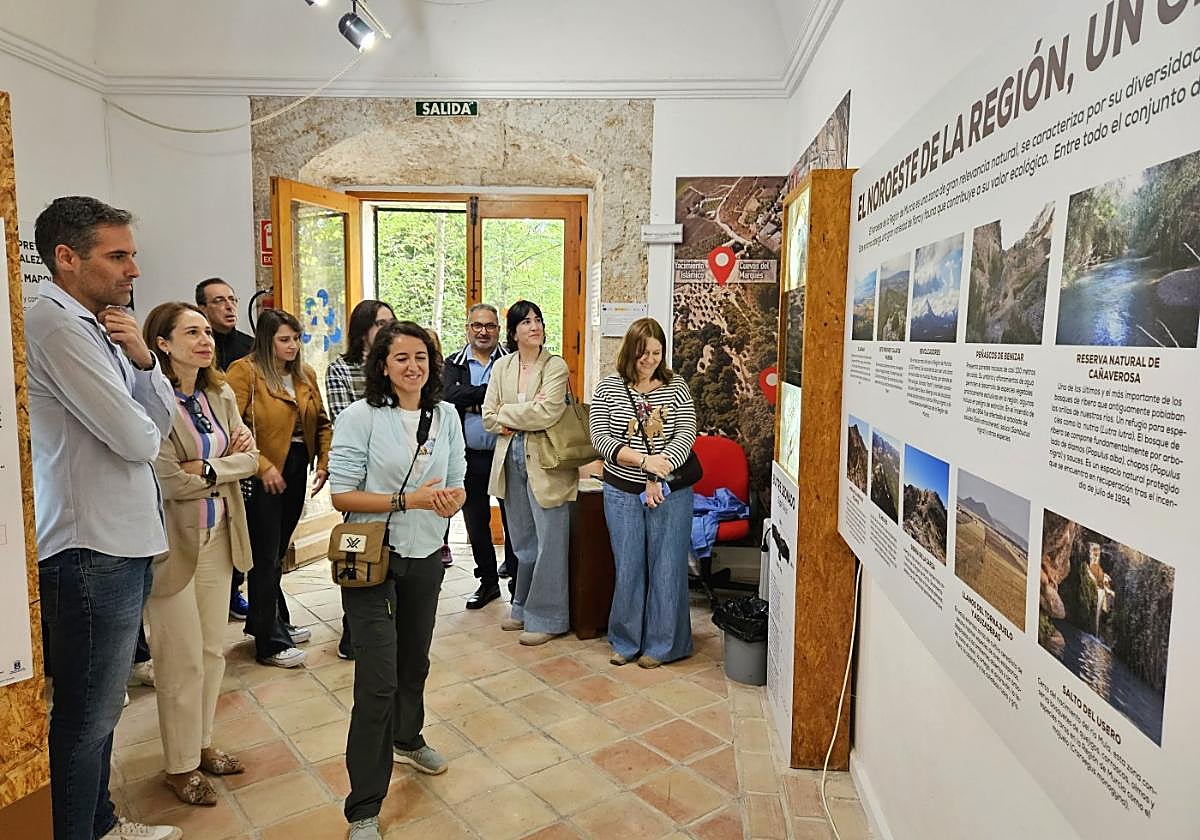 Autoridades, técnicos de Turismo y guías, ante un cartel informativo.