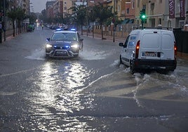 Calle Ramón y Cajal, junto a El Corte Inglés, anegada el pasado viernes tras una de los tormentas asociadas a la dana 'Alice'.