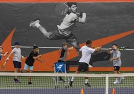 Varios jóvenes, entrenando en la Carlos Alcaraz Academy.