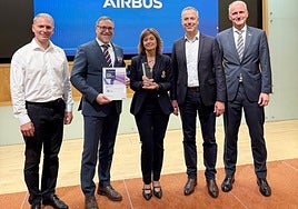 Pierre-Henri Ortiz, vicepresidente de Compras, Sistemas de Fabricación e Industrialización de Airbus; Juan Albéniz, director general de MTorres; Yolanda Torres, vicepresidenta de MTorres; Charles Huguet, vicepresidente Senior y Compras Generales de Airbus, y Olaf Rüscher,director comercial de la División Aeroespacial de MTorres.