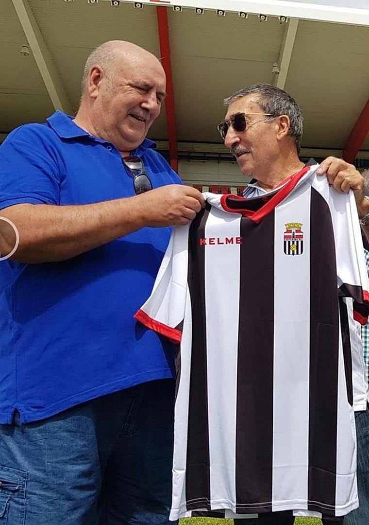 Imagen - Baby, con una camiseta del Efesé, en un homenaje que le hicieron en Algeciras en 2019.