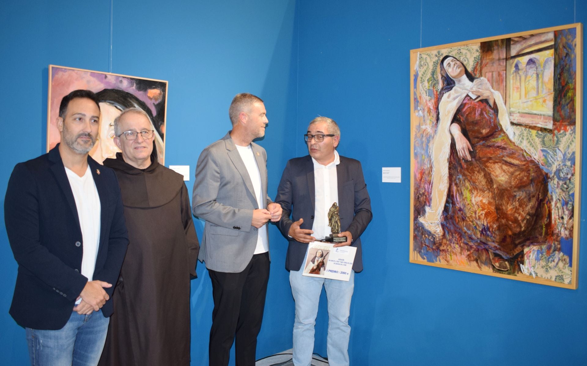 El concejal de Cultura, Joaquín Zaplana; el presidente de la asociación Místicos, padre Pascual Gil; el alcalde de Caravaca, José Francisco García; y el pintor Francisco Meduiña, junto a la obra ganadora.