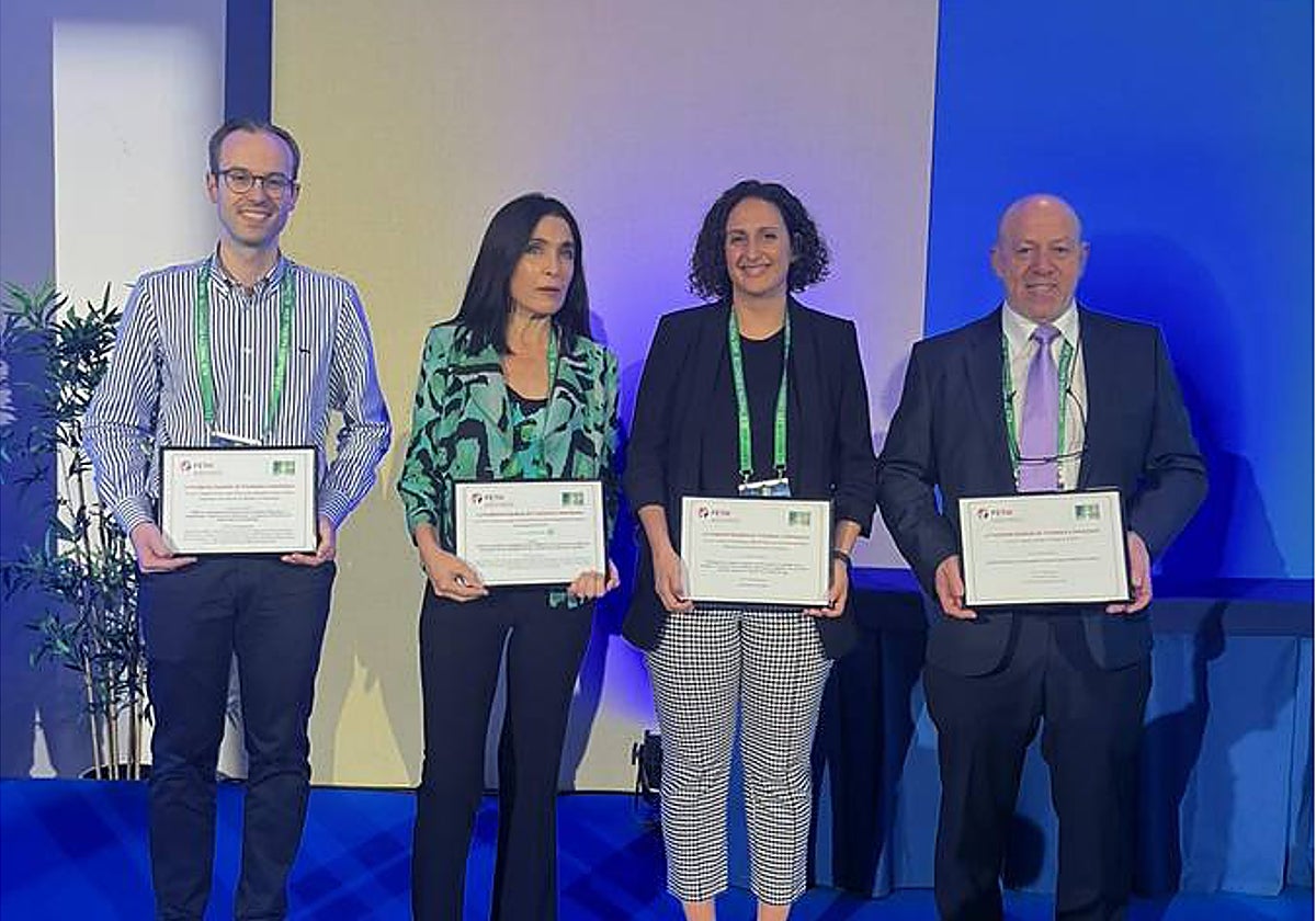Los investigadores del Morales Meseguer Carlos Bravo Pérez, María Luisa Lozano (jefa del servicio), Ana Sánchez Fuentes y José Rivera, recogen los galardones en el congreso de la SETH.