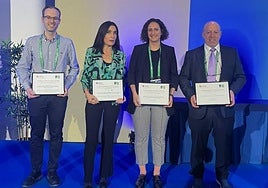 Los investigadores del Morales Meseguer Carlos Bravo Pérez, María Luisa Lozano (jefa del servicio), Ana Sánchez Fuentes y José Rivera, recogen los galardones en el congreso de la SETH.