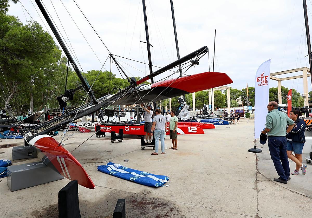 Los equipos preparan sus catamaranes voladores de la ETF 26 en Los Alcázares