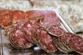 Embutidos en una imagen de archivo.