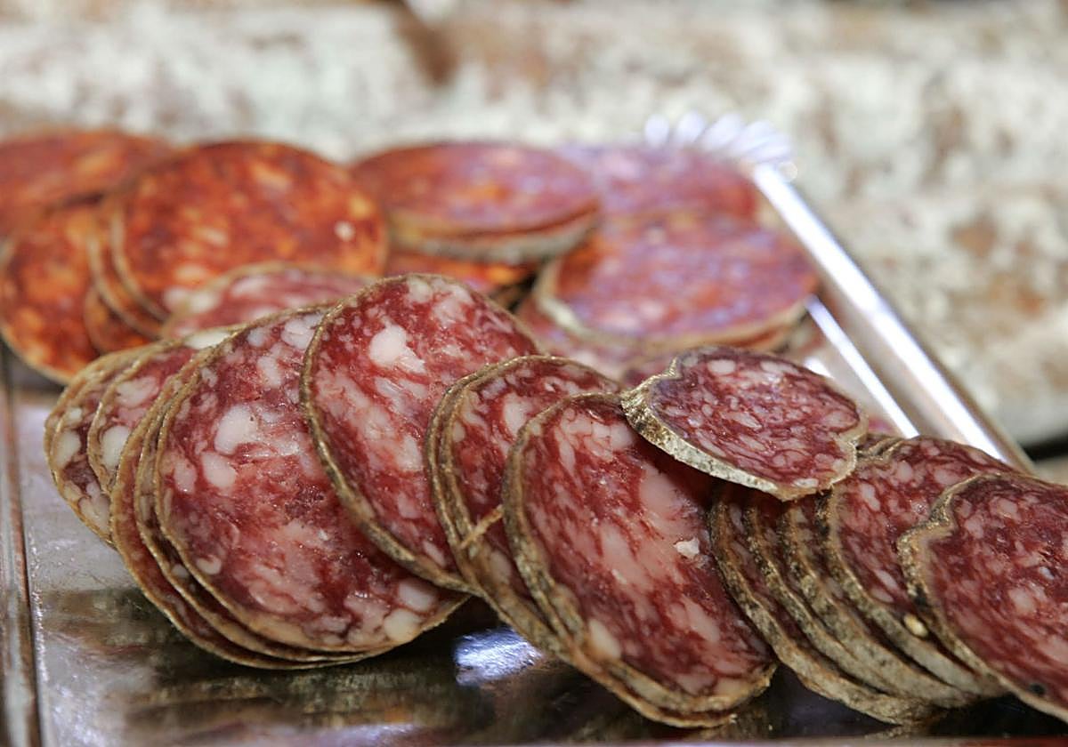 Embutidos en una imagen de archivo.