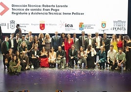 Foto de familia de los ganadores de los Premios Azahar 2025 de las artes escénicas, anoche, en el Teatro Romea, donde 'Cría Cuerdos' logró seis galardones.