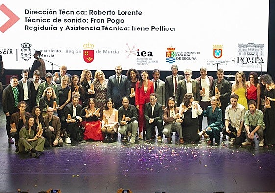 Foto de familia de los ganadores de los Premios Azahar 2025 de las artes escénicas, anoche, en el Teatro Romea, donde 'Cría Cuerdos' logró seis galardones.