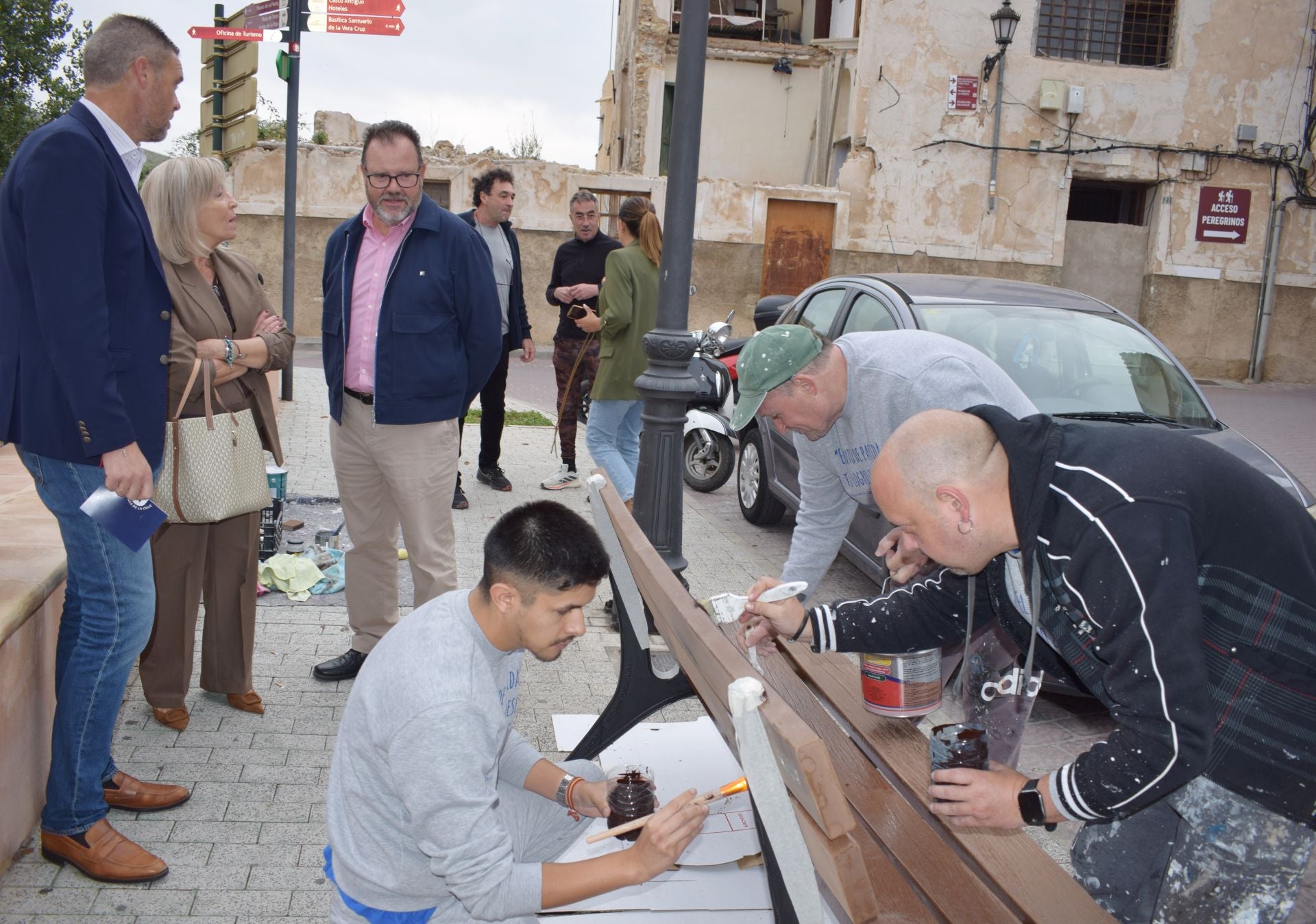 El alcalde y el presidente de la asociación visitan una de las actividades en la que participan tres personas del programa de reinserción laboral.