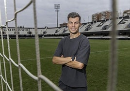 Luismi Redondo posa en el Cartagonova después del entrenamiento preparatorio para el partido contra el Algeciras de este viernes.