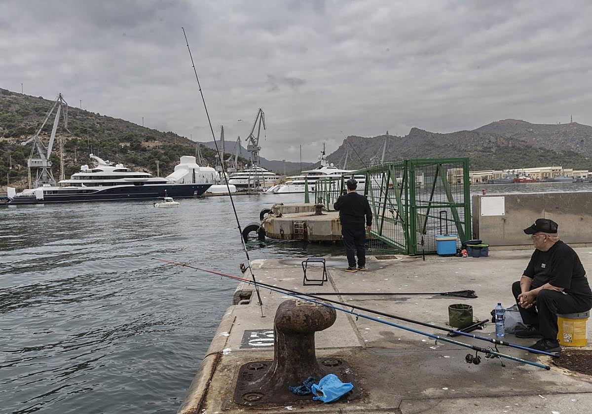 Un pescador aficionado fotografía desde la terminal de cruceros los yates 'Solandge' y 'Vava II', amarrados en primera fila del muelle, ayer.