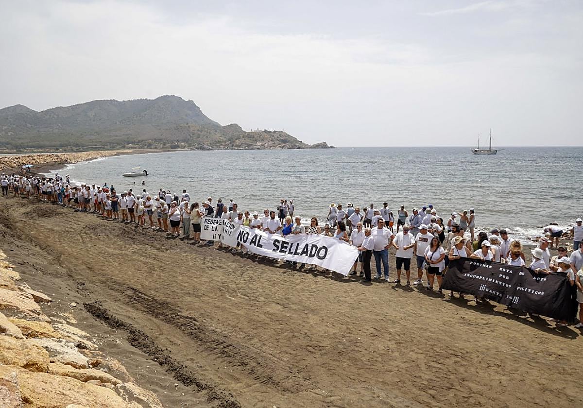 Protesta de los vecinos de Portmán contra el sellado de los vertidos de la bahía, el pasado junio.