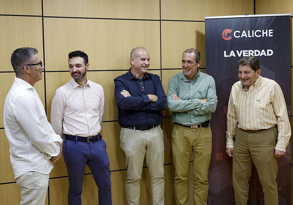 Protagonistas. Miguel Ángel García, José Alberto Gimeno, Sergio de la Torre, Santiago Colomer y Daniel Egea, antes del inicio del encuentro, en las instalaciones de LA VERDAD.