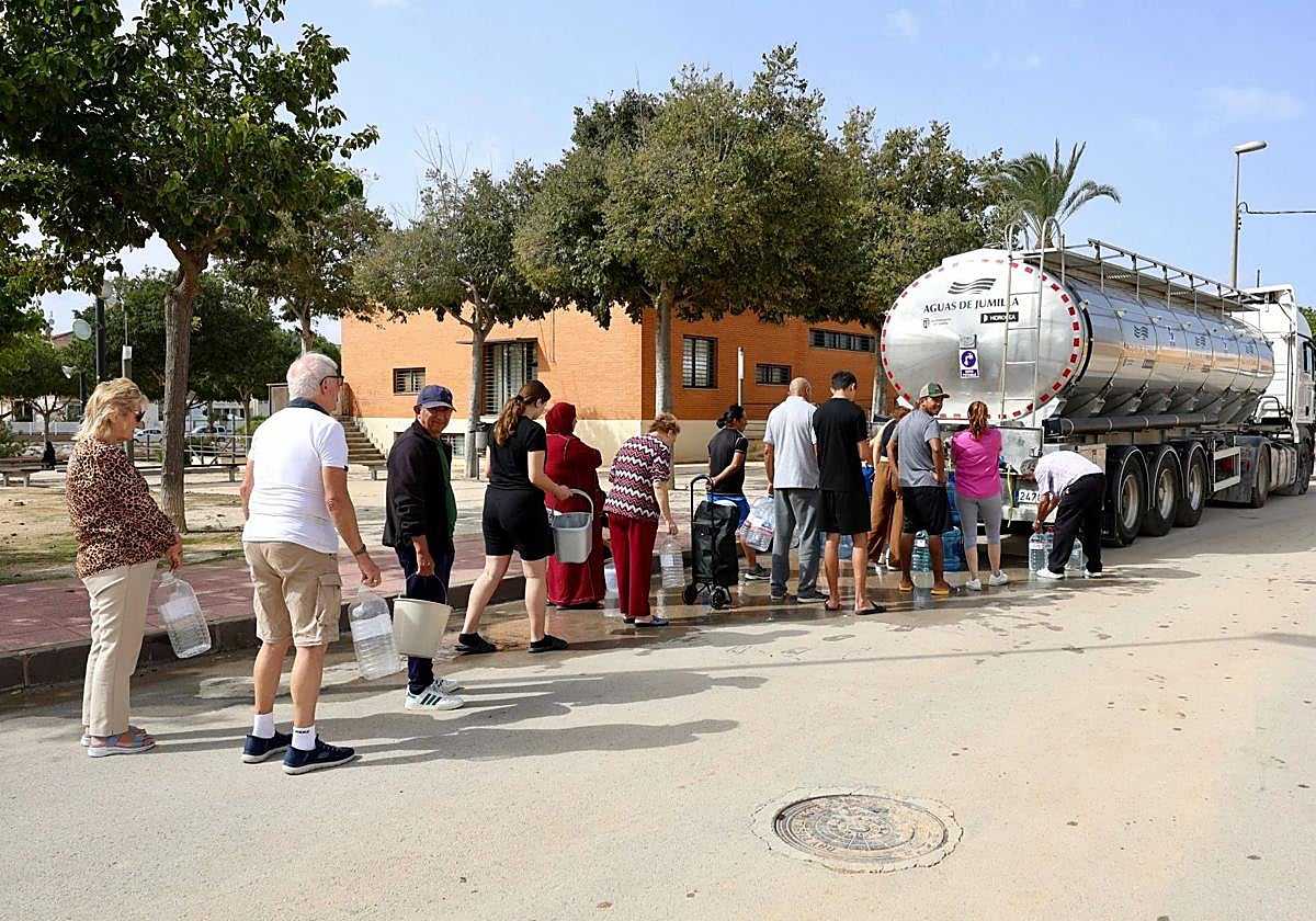Reparto de agua potable a la población.