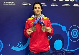 Carlota Prendes, con las dos medallas que ha ganado en Serbia.