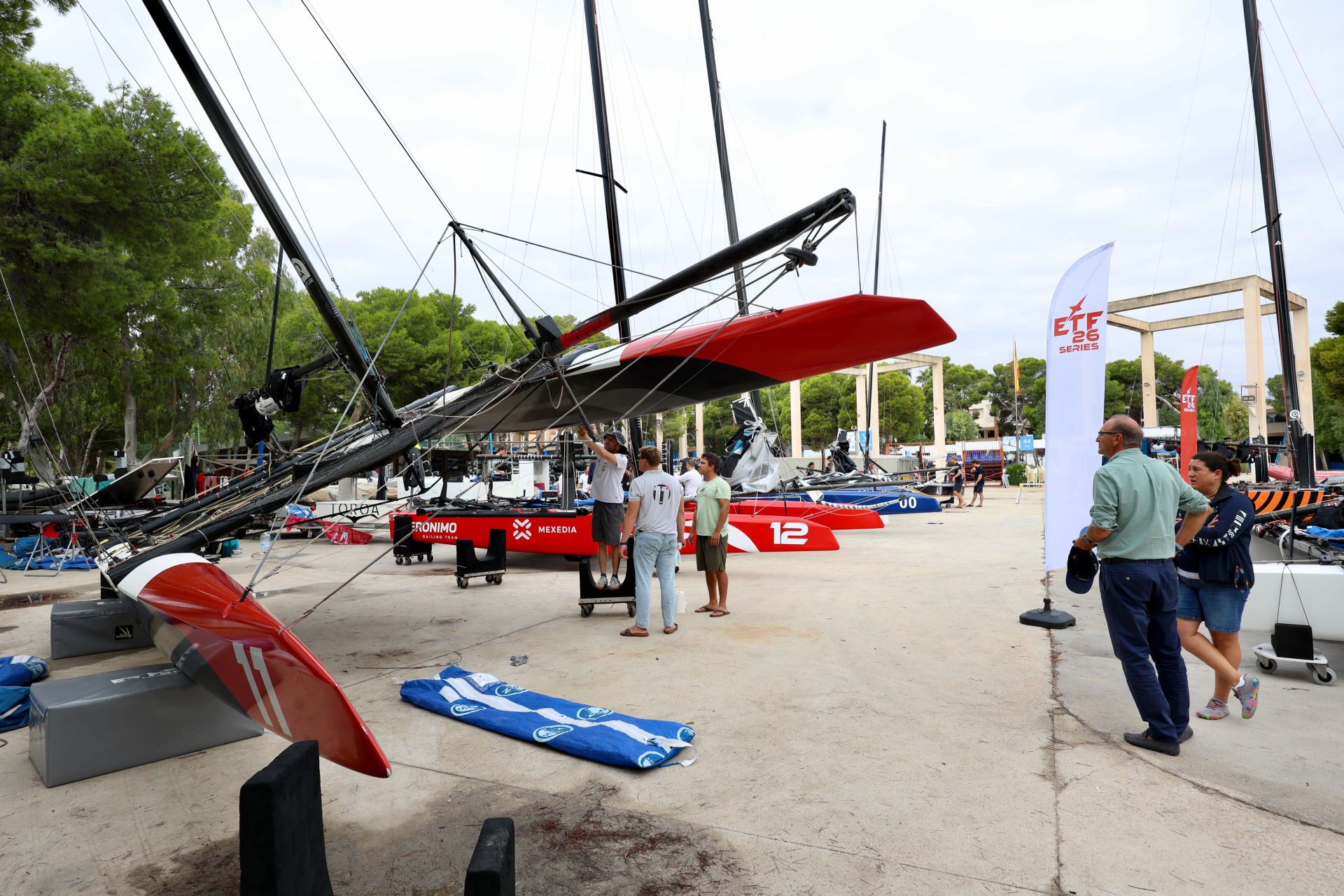 Los equipos preparan sus catamaranes voladores de la ETF 26 en Los Alcázares