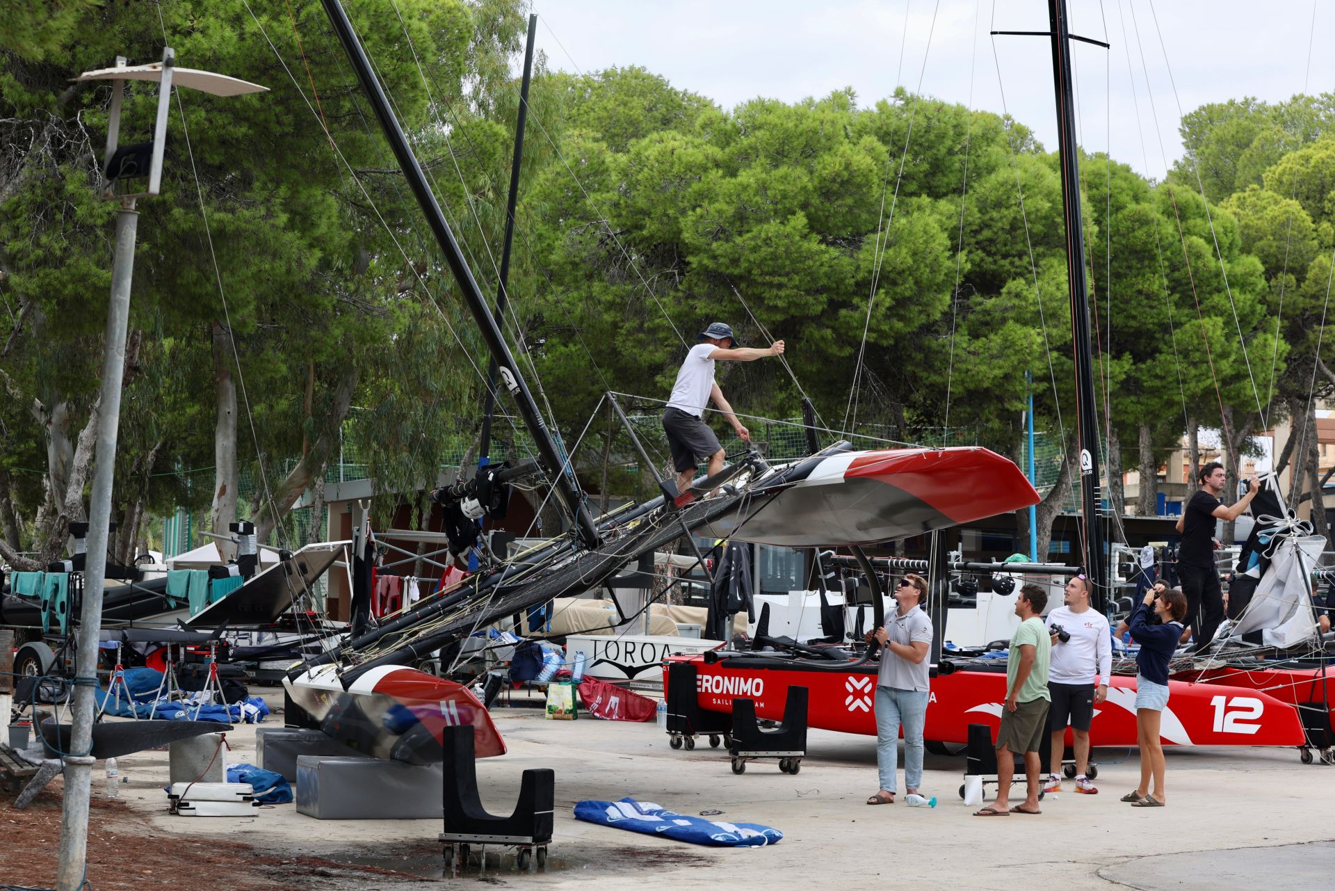 Los equipos preparan sus catamaranes voladores de la ETF 26 en Los Alcázares