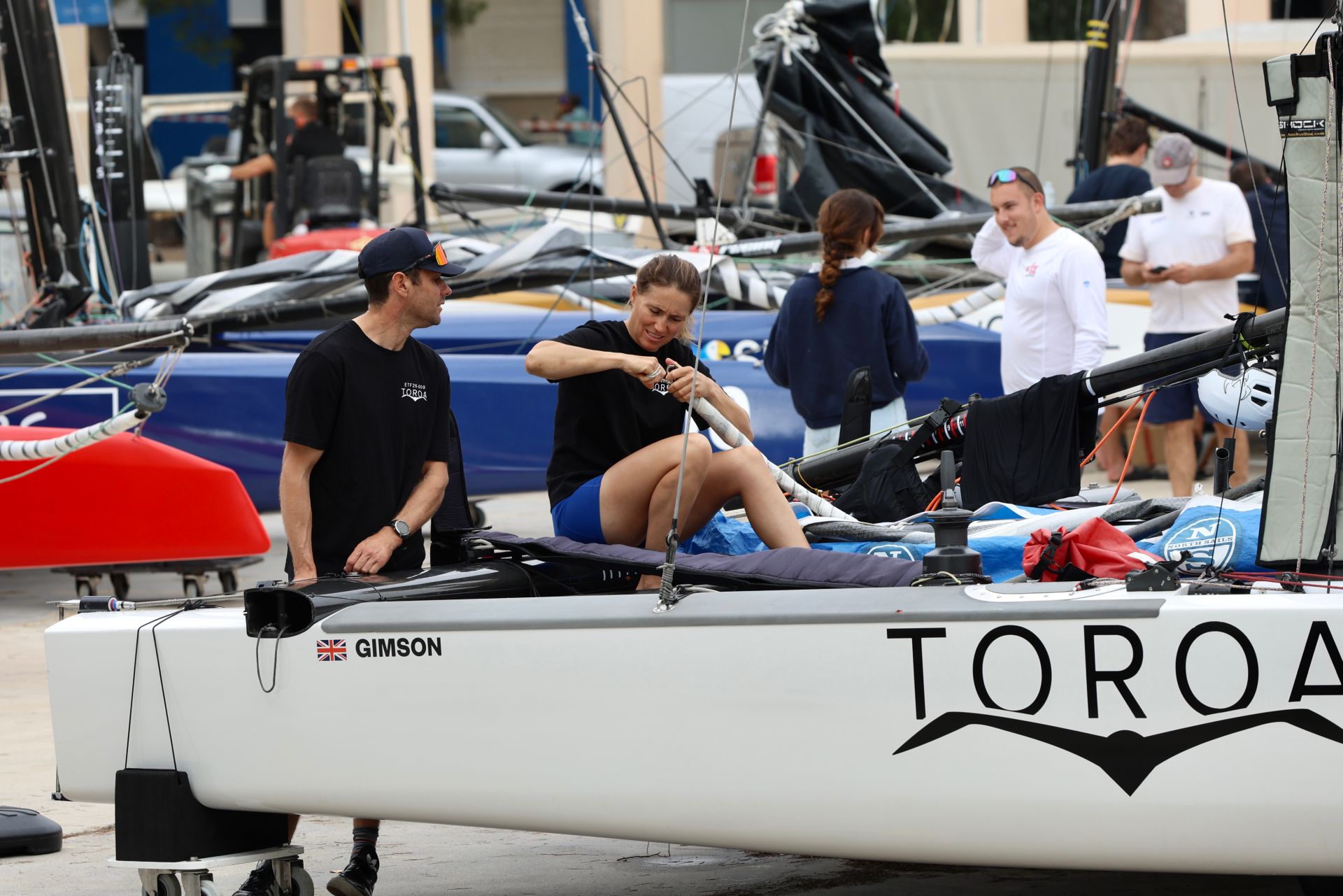 Los equipos preparan sus catamaranes voladores de la ETF 26 en Los Alcázares
