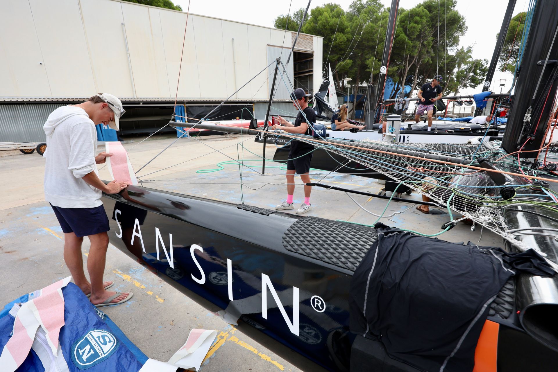 Los equipos preparan sus catamaranes voladores de la ETF 26 en Los Alcázares