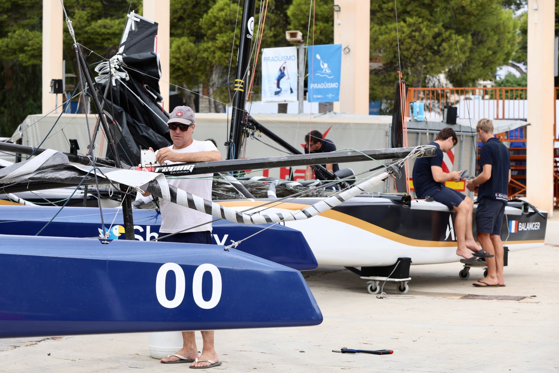 Los equipos preparan sus catamaranes voladores de la ETF 26 en Los Alcázares