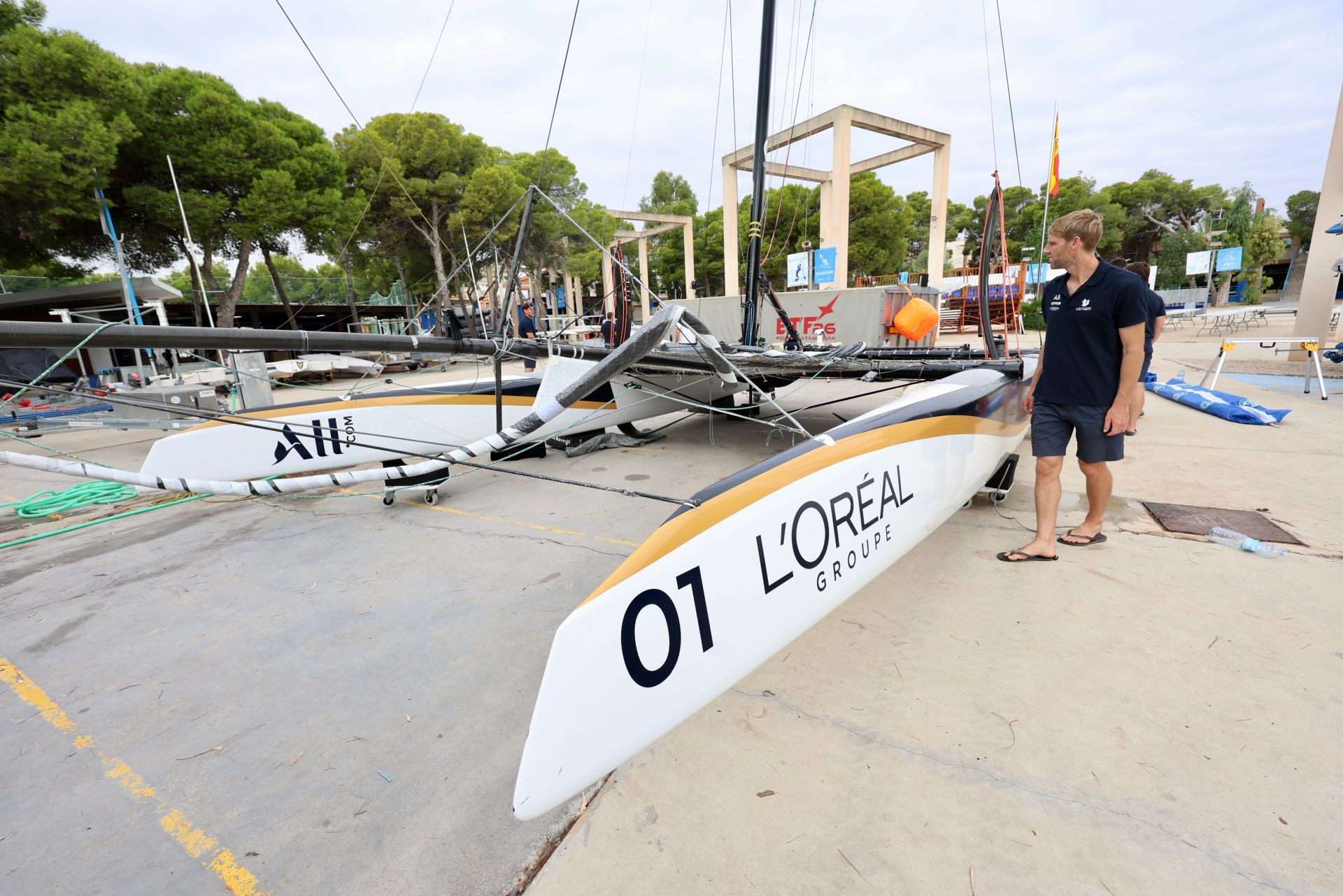 Los equipos preparan sus catamaranes voladores de la ETF 26 en Los Alcázares