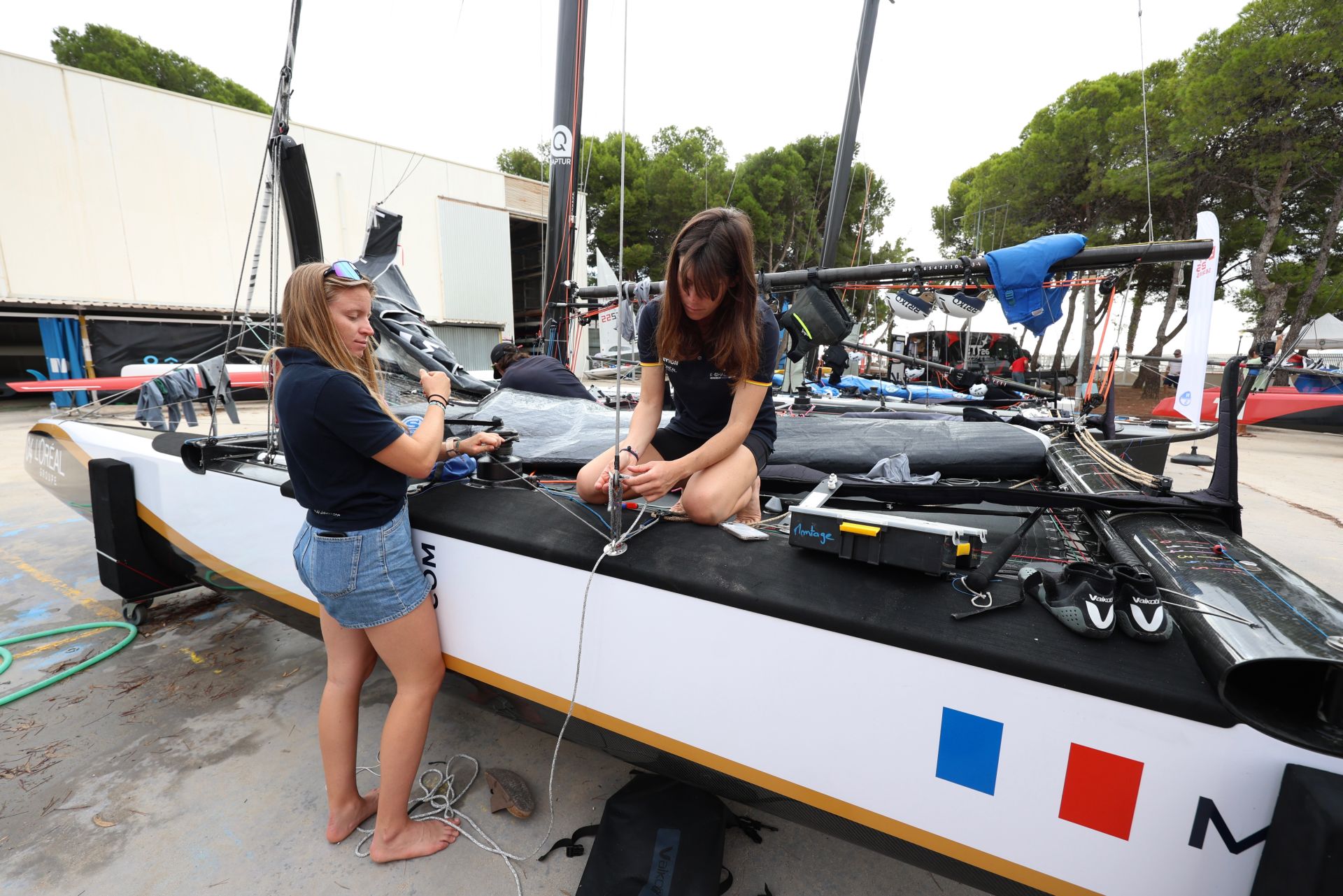 Los equipos preparan sus catamaranes voladores de la ETF 26 en Los Alcázares