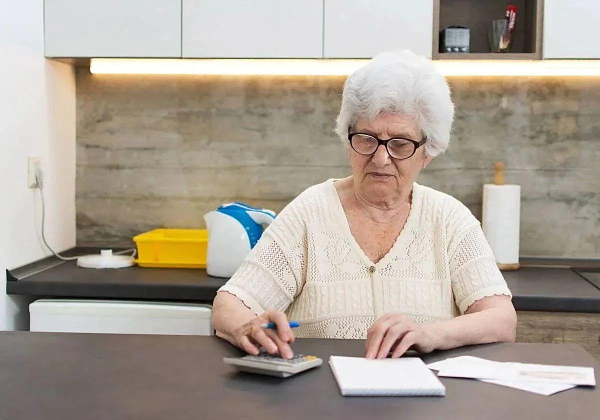 Imagen de archivo de una pensinista haciendo cuentas