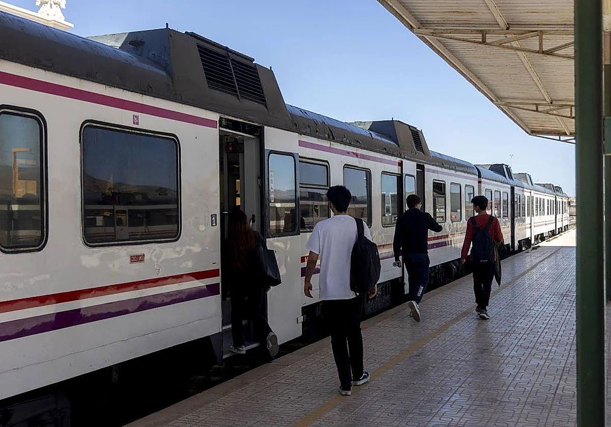 Unos jóvenes suben al tren en la estación de Cartagena en una imagen de archivo.