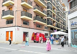 En el cogollo de la plaza San Bartolomé, frente a la sede de la Cámara de Comercio de Murcia, hay dos locales cerrados.
