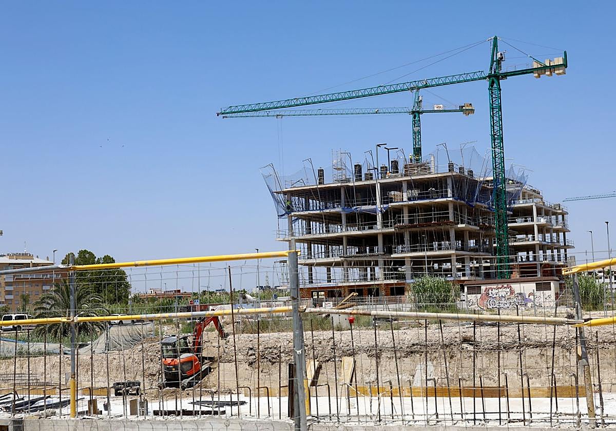 Construcción de viviendas en Zarandona en una imagen de archivo.