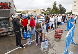 Imagen de archivo del reparto de agua en San Javier.
