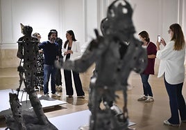 Xavier Mascaró y la Consejera de Cultura, Carmen Conesa, entre los grupos escultóricos de la muestra.