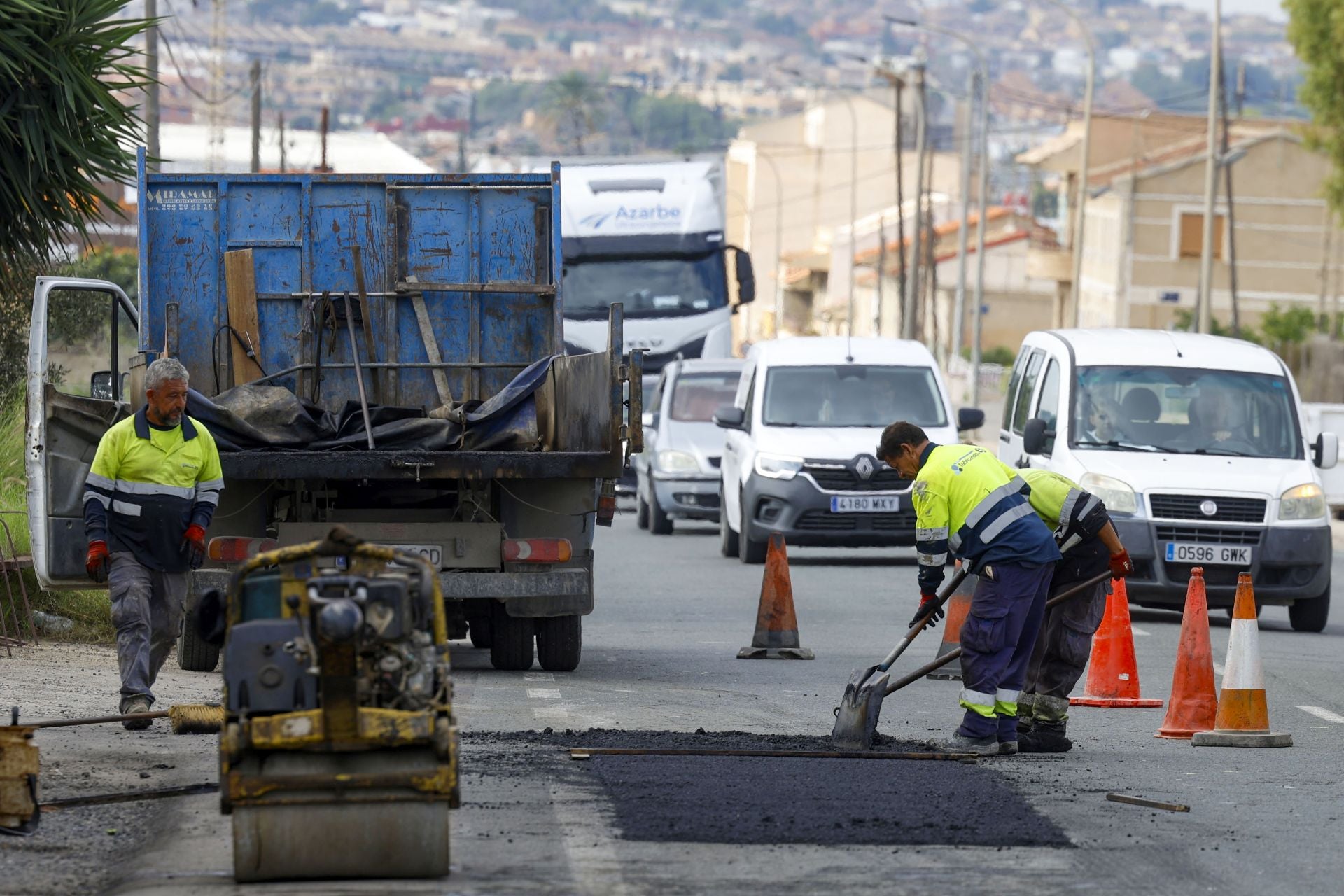 Los trabajos para arreglar el bache que provocó un accidente mortal entre Murcia y Santomera, en imágenes
