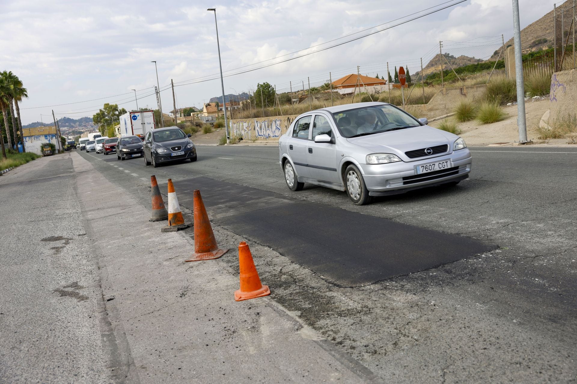 Los trabajos para arreglar el bache que provocó un accidente mortal entre Murcia y Santomera, en imágenes