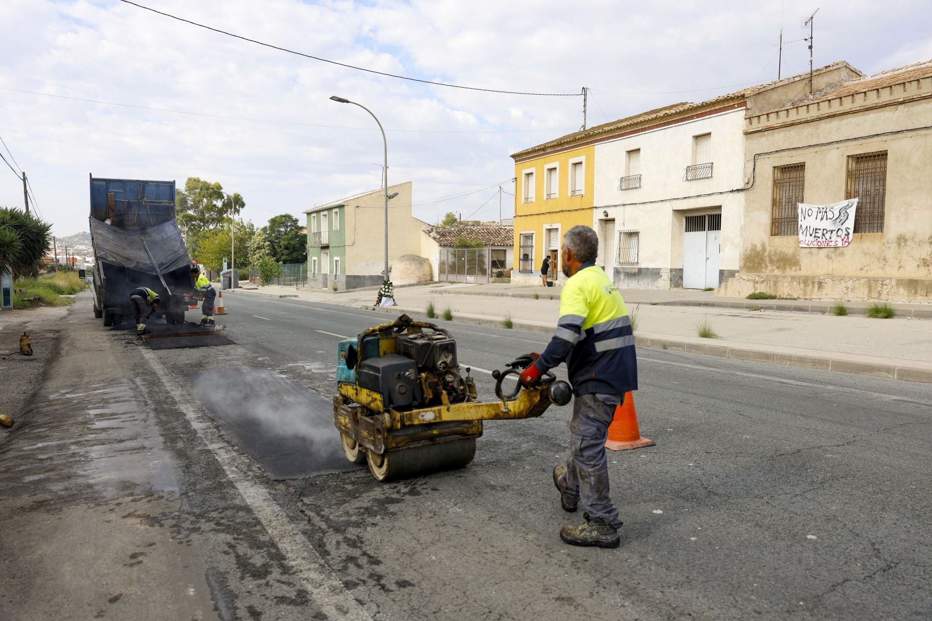 Los trabajos para arreglar el bache que provocó un accidente mortal entre Murcia y Santomera, en imágenes