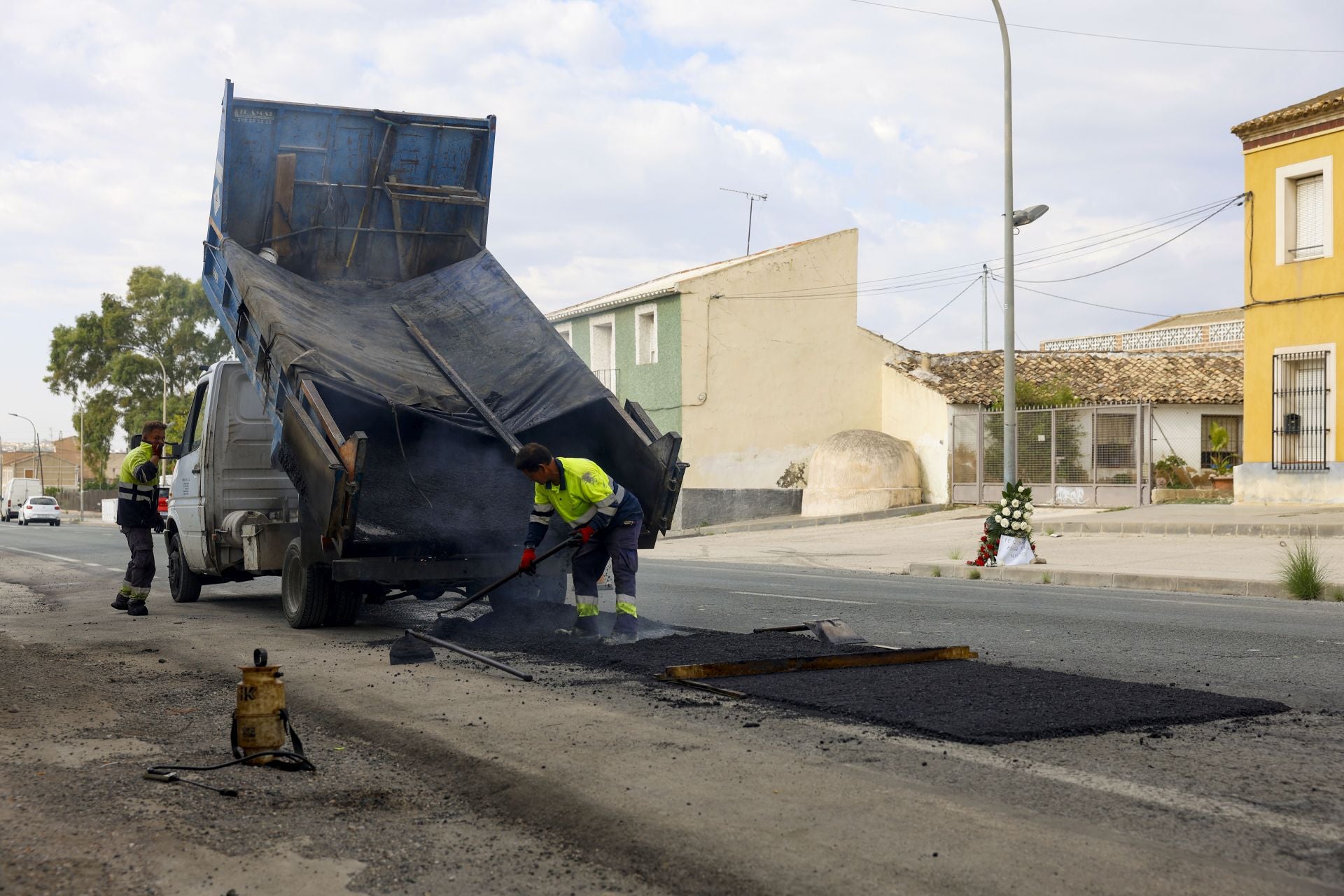 Los trabajos para arreglar el bache que provocó un accidente mortal entre Murcia y Santomera, en imágenes