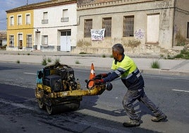 Los trabajos para arreglar el bache que provocó un accidente mortal entre Murcia y Santomera, en imágenes