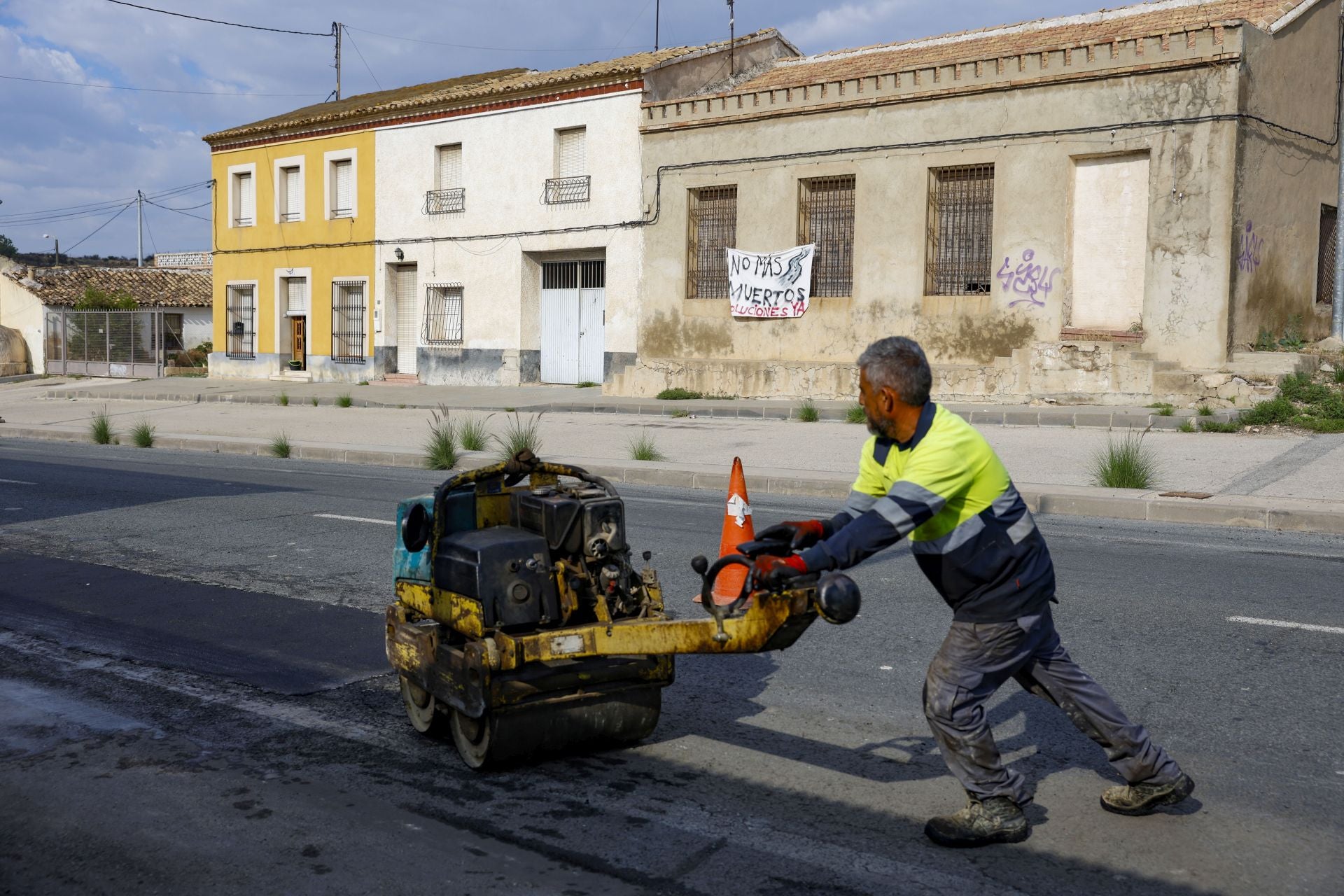 Los trabajos para arreglar el bache que provocó un accidente mortal entre Murcia y Santomera, en imágenes