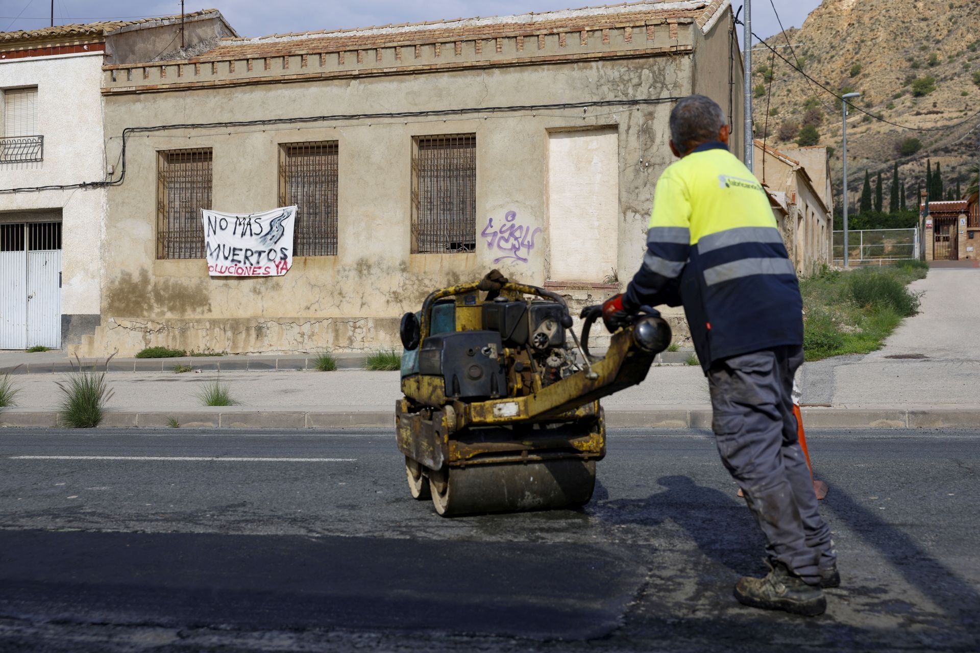 Los trabajos para arreglar el bache que provocó un accidente mortal entre Murcia y Santomera, en imágenes
