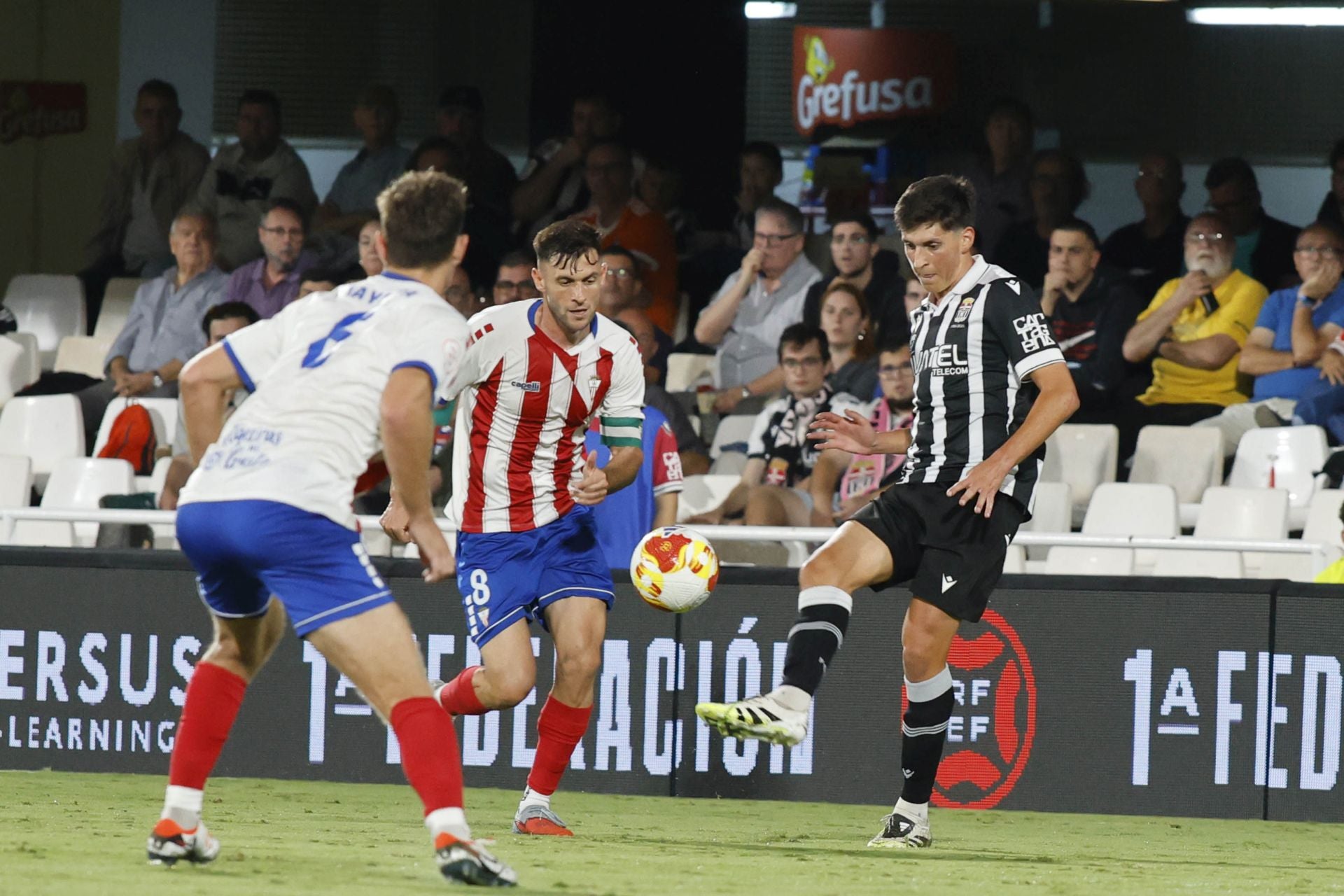 El martillo pilón de Javi Rey acuesta líder al FC Cartagena, en imágenes