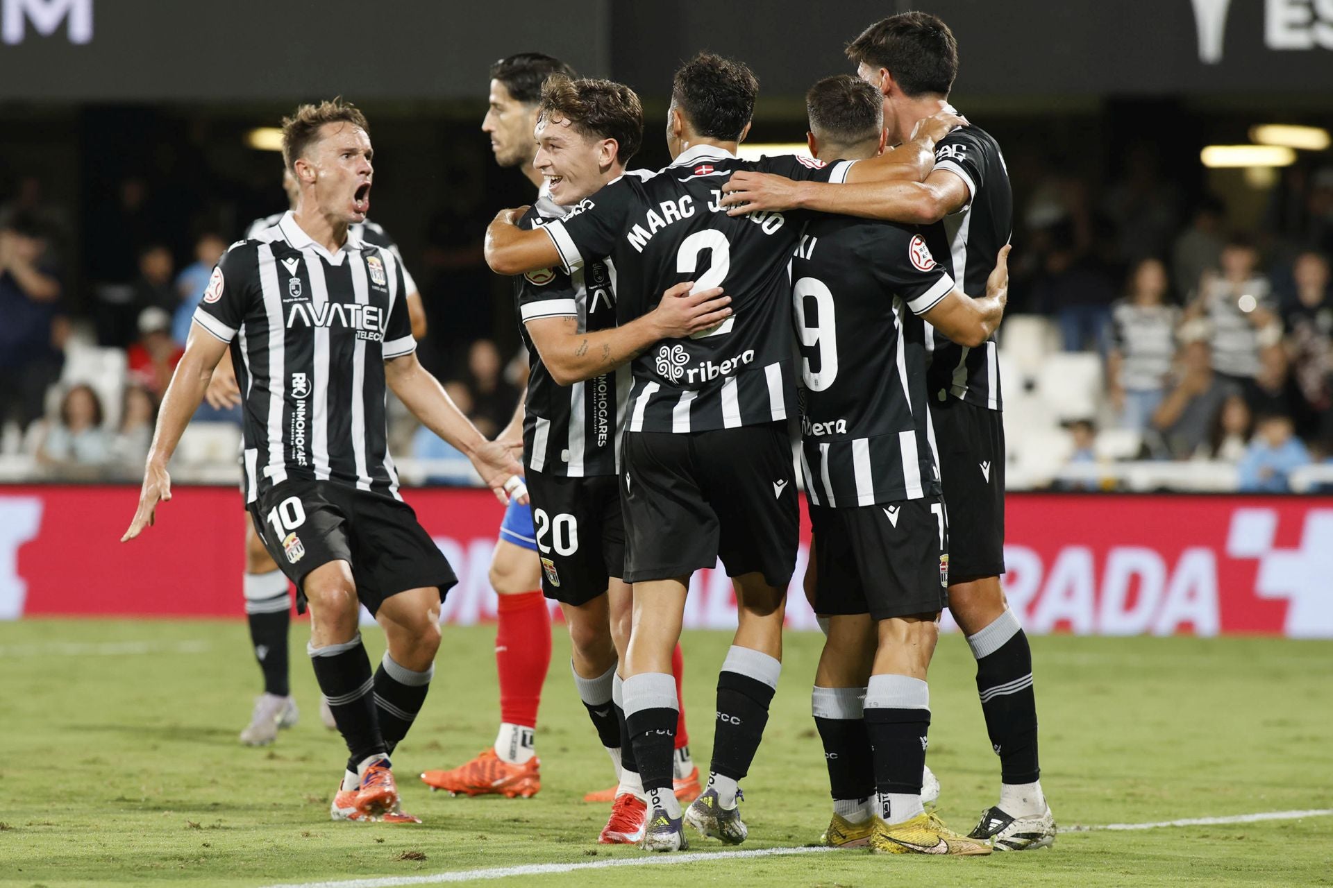 El martillo pilón de Javi Rey acuesta líder al FC Cartagena, en imágenes