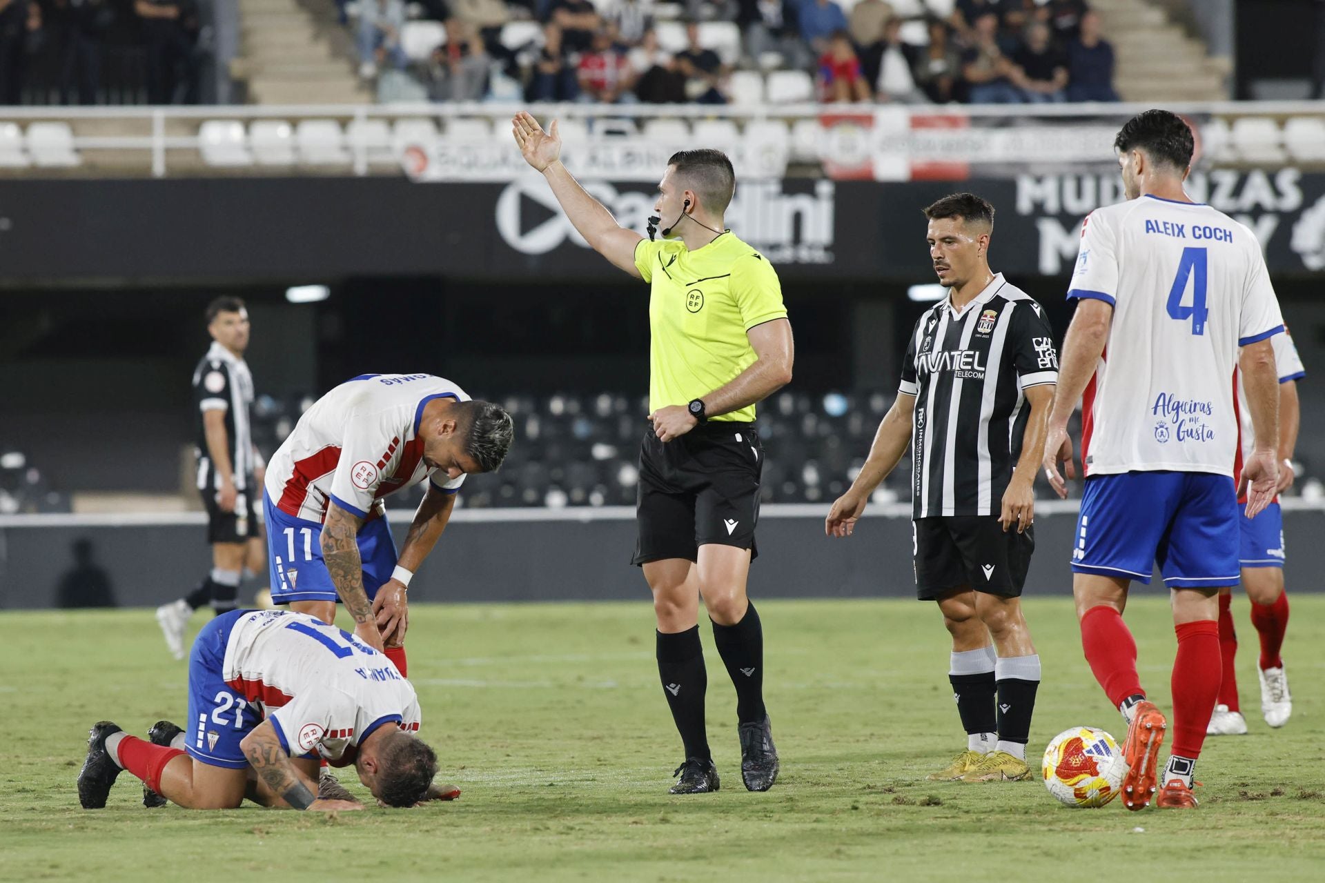 El martillo pilón de Javi Rey acuesta líder al FC Cartagena, en imágenes