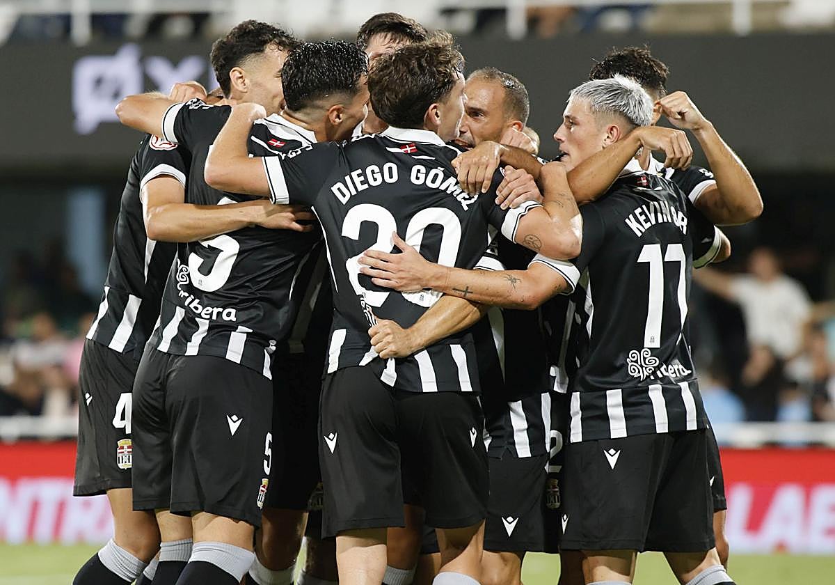 Los jugadores del FC Cartagena celebrando un gol ante el Algeciras.