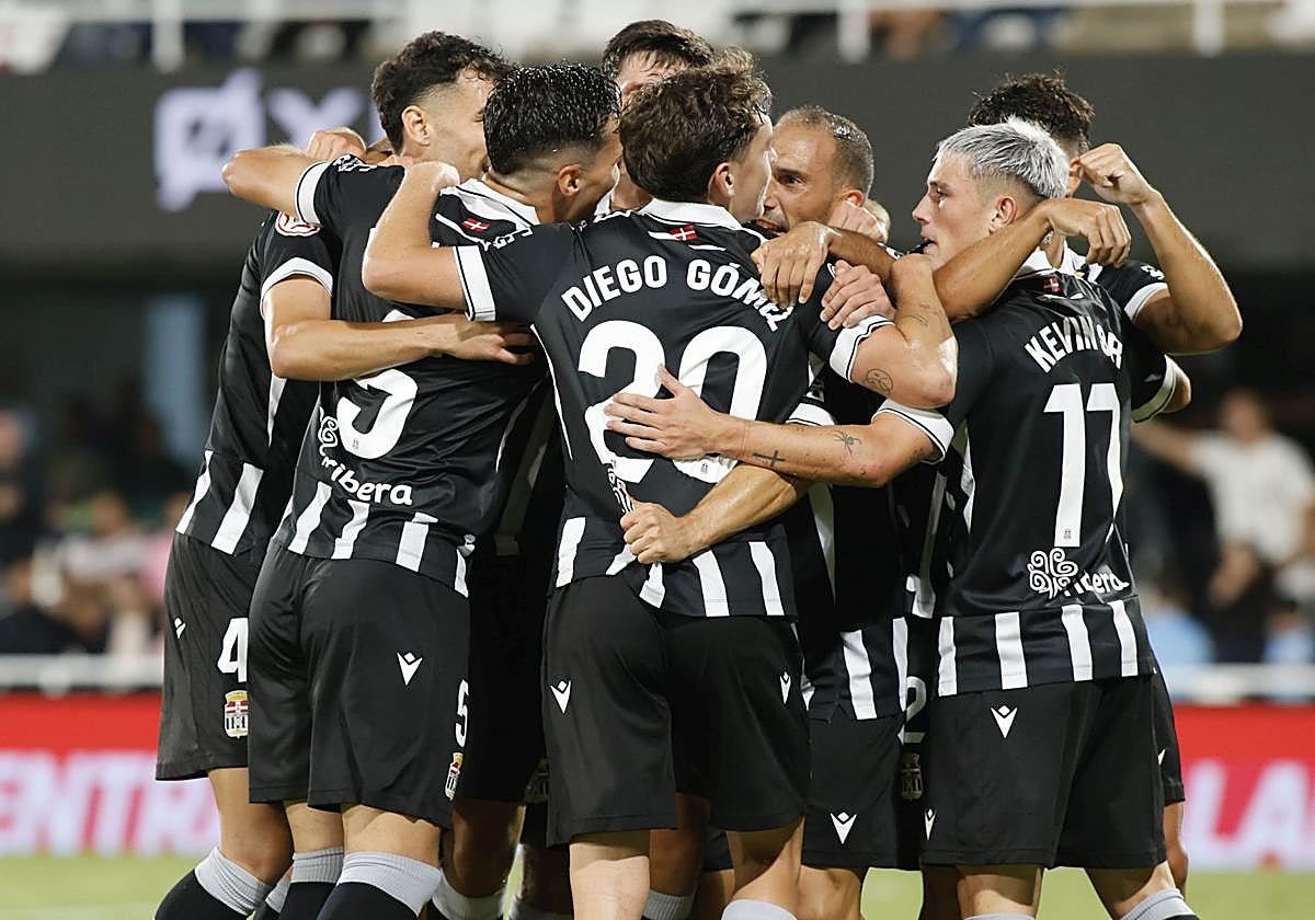 El martillo pilón de Javi Rey acuesta líder al FC Cartagena, en imágenes