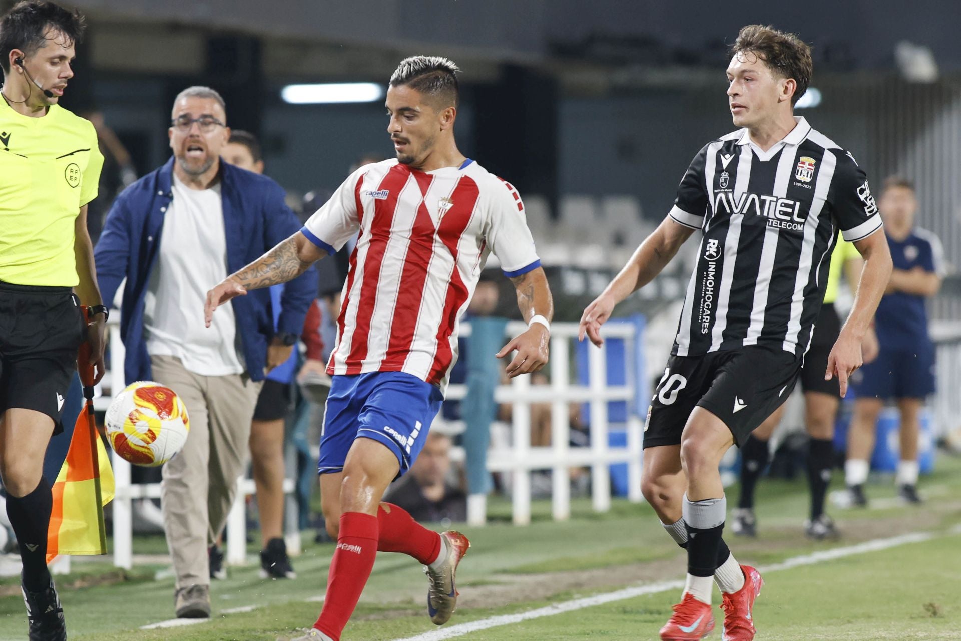 El martillo pilón de Javi Rey acuesta líder al FC Cartagena, en imágenes