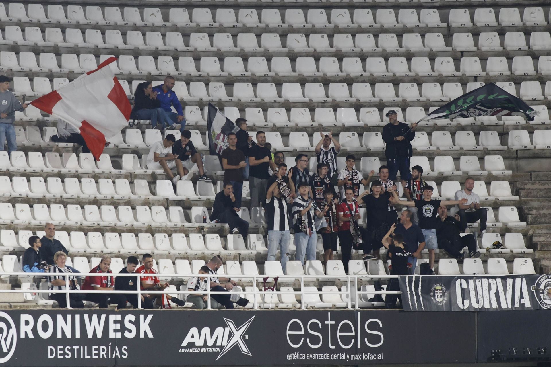 El martillo pilón de Javi Rey acuesta líder al FC Cartagena, en imágenes