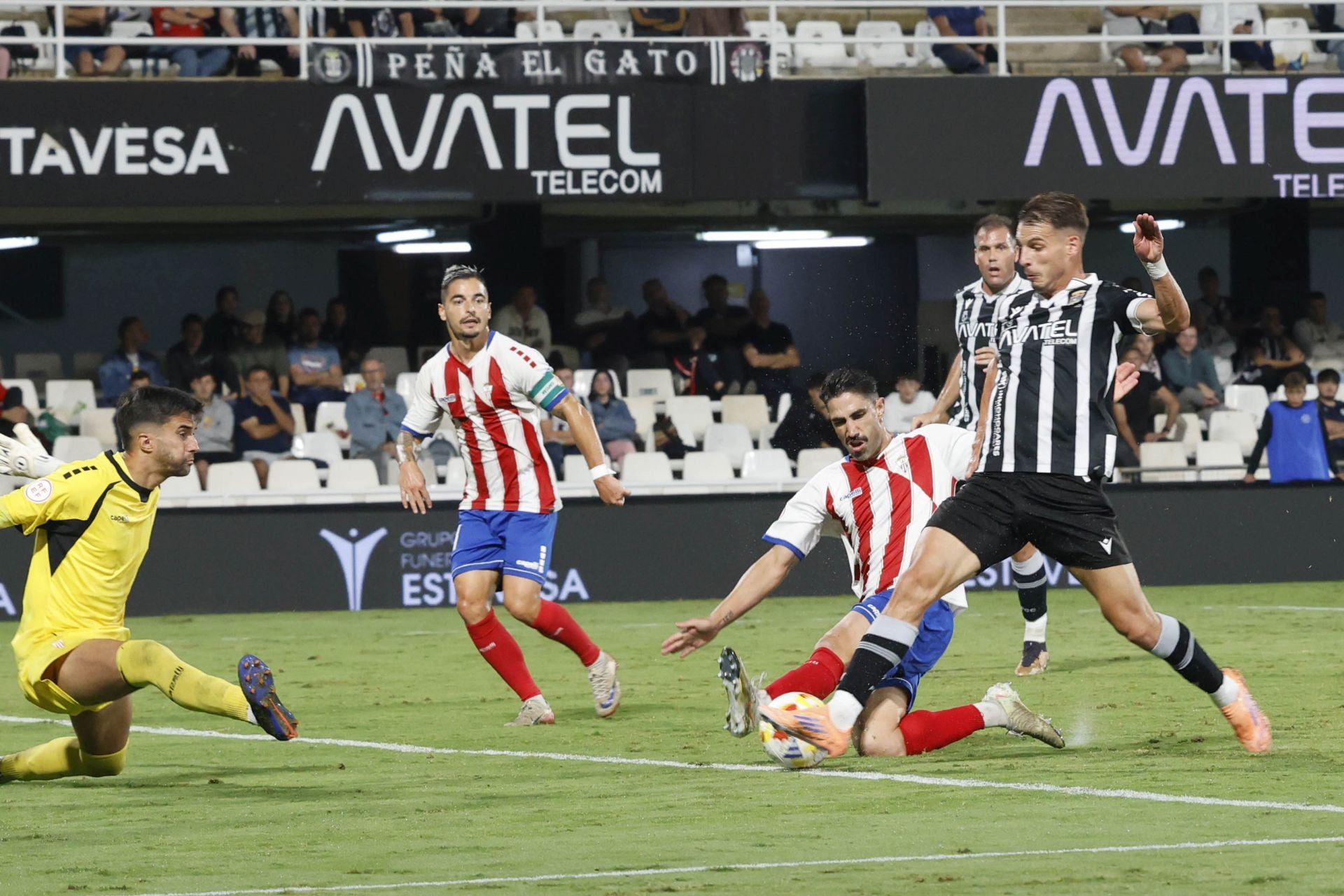 El martillo pilón de Javi Rey acuesta líder al FC Cartagena, en imágenes